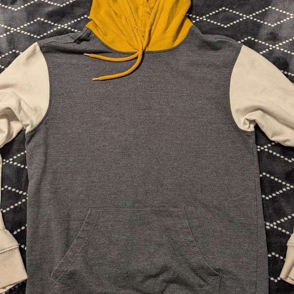 Gray and yellow hoodie shirt‎ - Picture 1 of 3